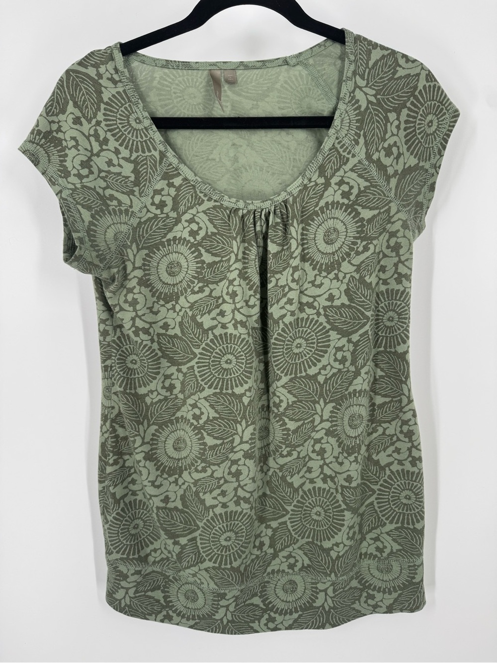 Suzy Shier Sage Green Floral Scoop Neck Short Sleeve Top